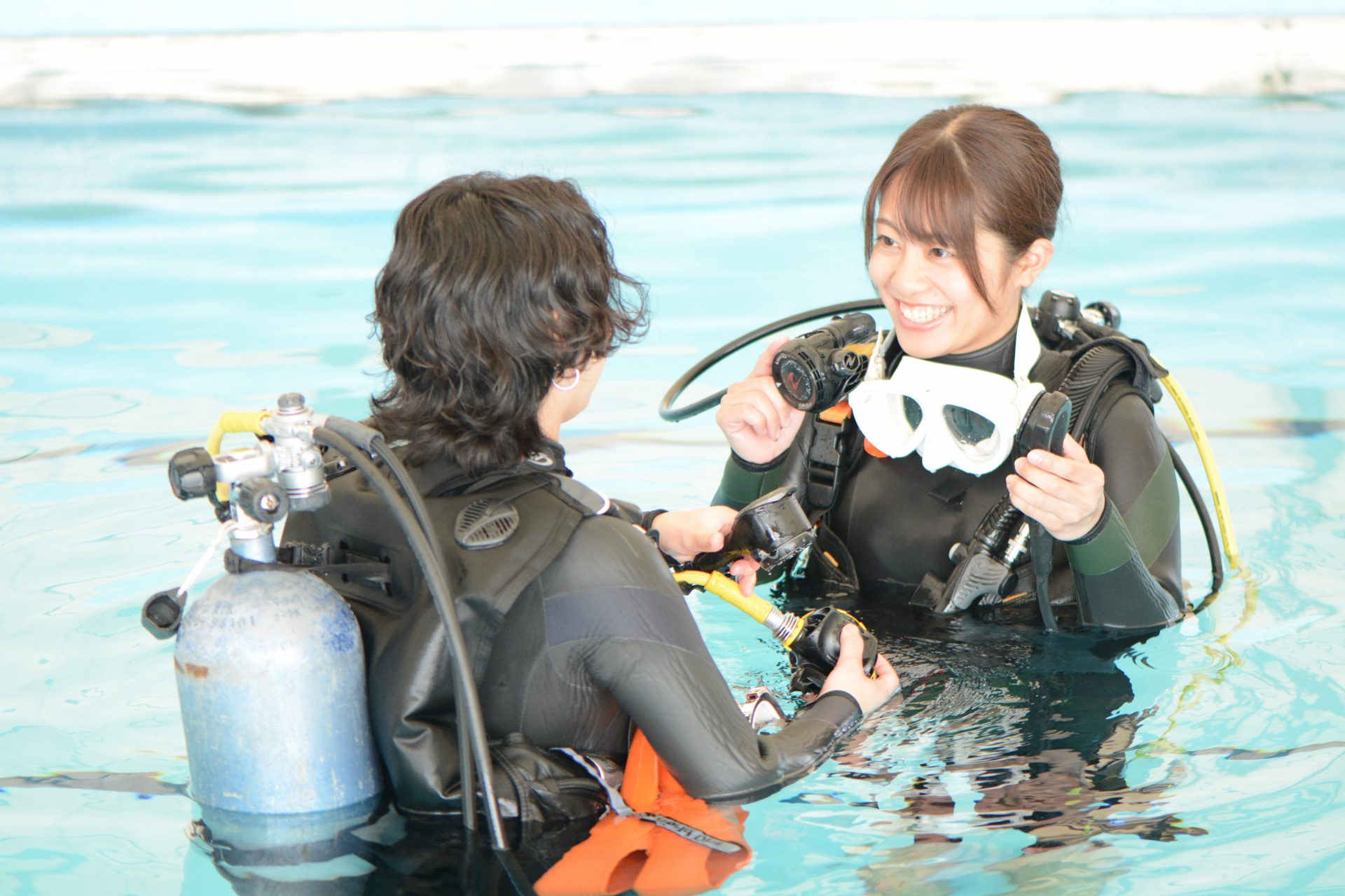 海での講習前にまずはPOOLでの講習！！気持ち的にもラクにダイビングに臨めます！